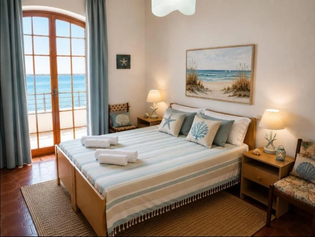 La camera matrimoniale con la porta finestra affacciata sul mare