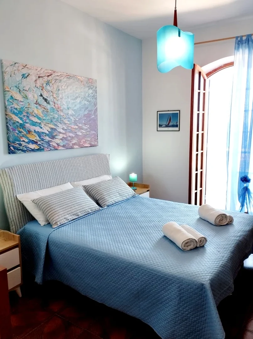 La seconda camera matrimoniale di Oasi Blu con il copriletto blu