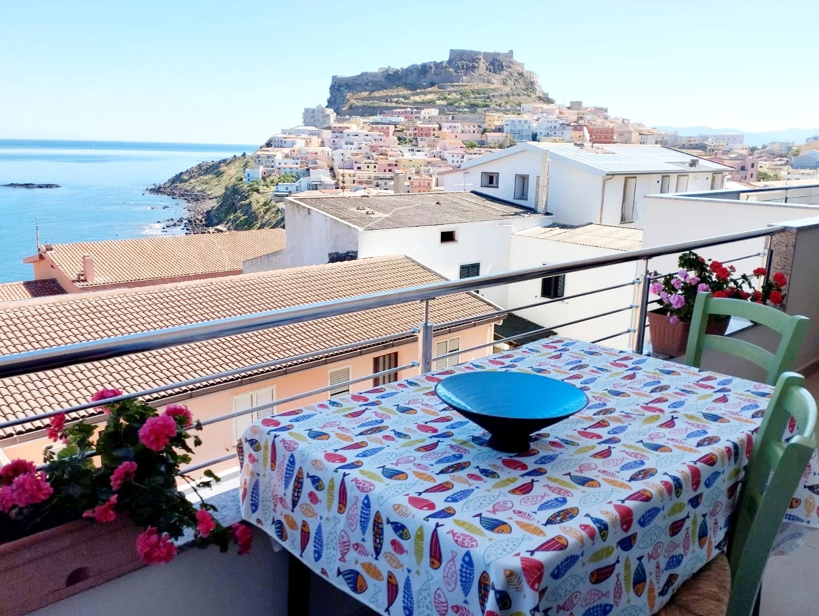 Oasi Blu: il terrazzo con il tavolo e il castello di Castelsardo sullo sfondo