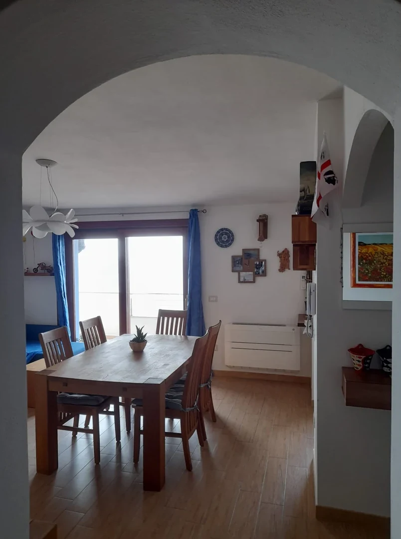 La zona pranzo di Cara a' Mari vista dall'arco