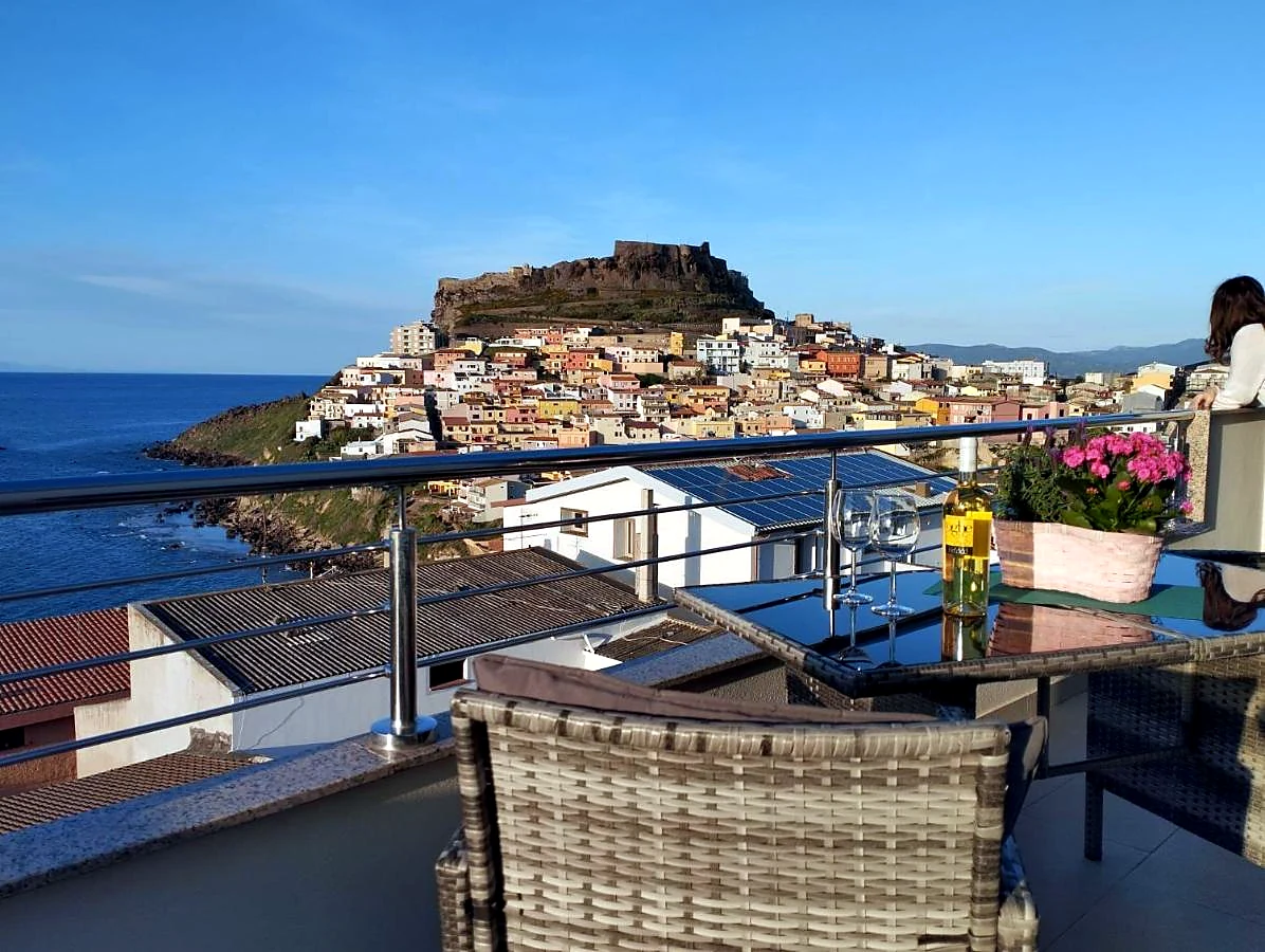Le poltroncine sul terrazzo davanti al borgo di Castelsardo