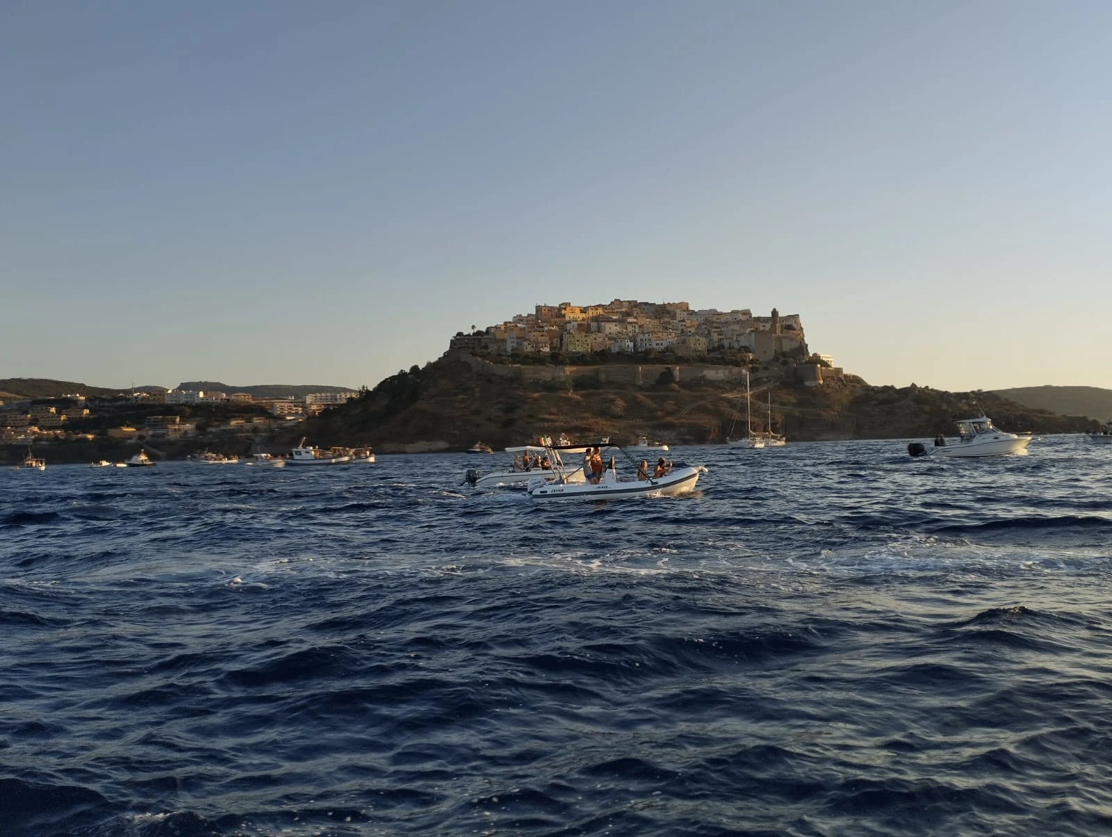 Il castello di Castelsardo al tramonto, visto dal mare