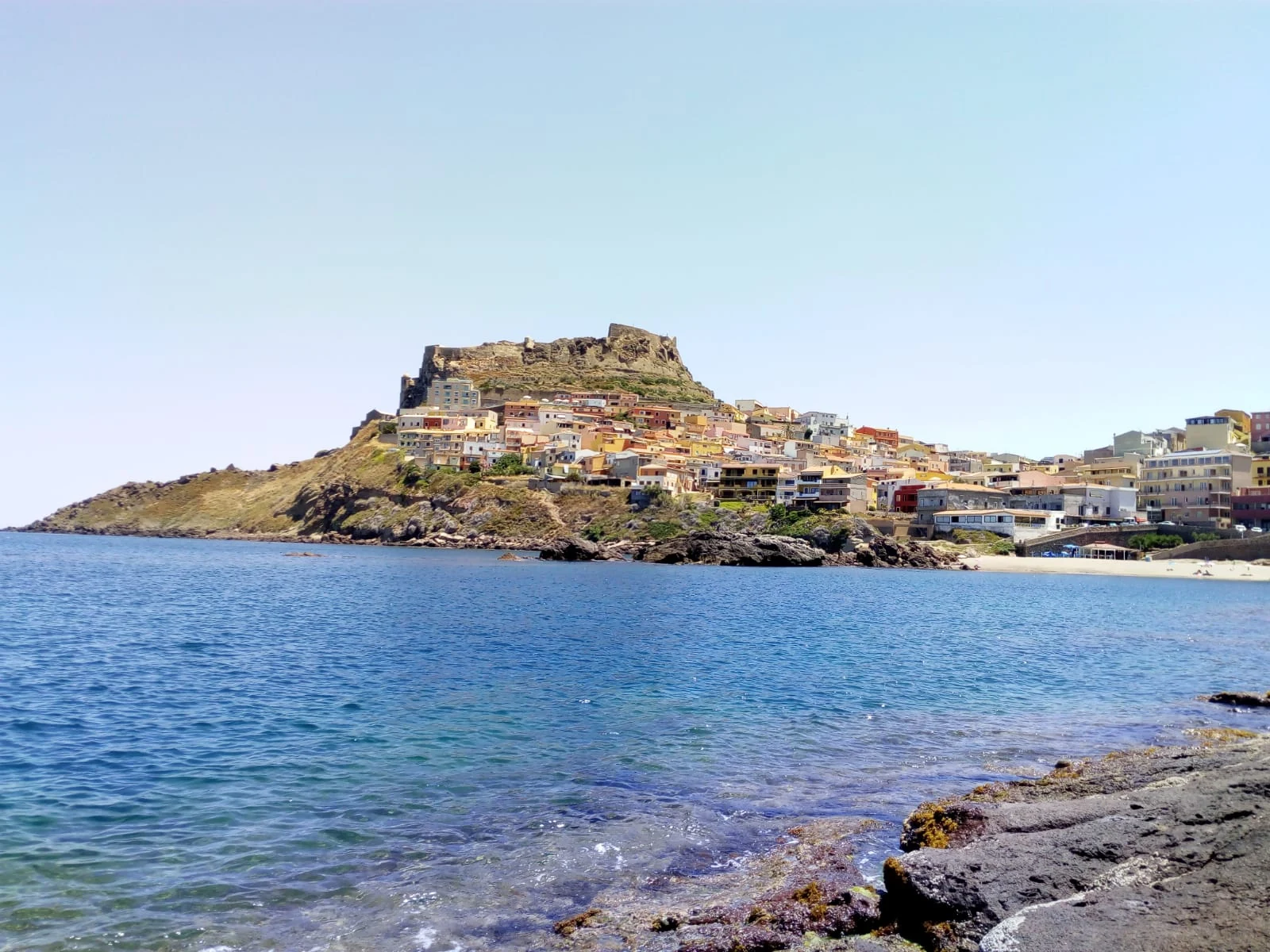 Castelsardo vista dagli scogli, con il mare in primo piano