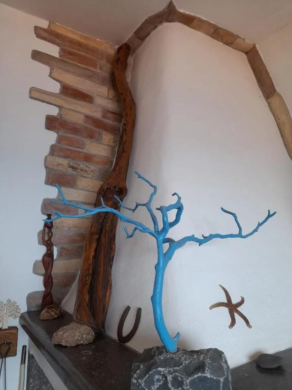 Il decoro in legno di mare con l'albero azzurro