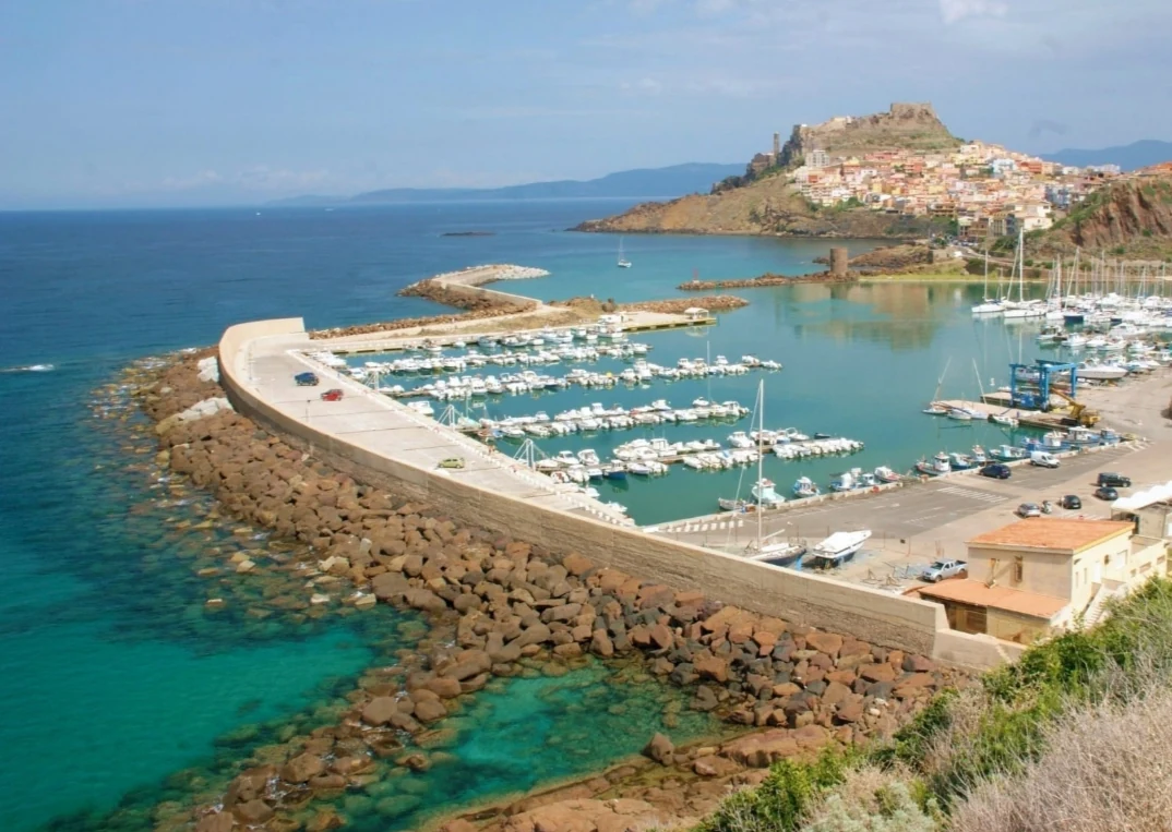 Il porto turistico di Castelsardo e il borgo visti dall'alto