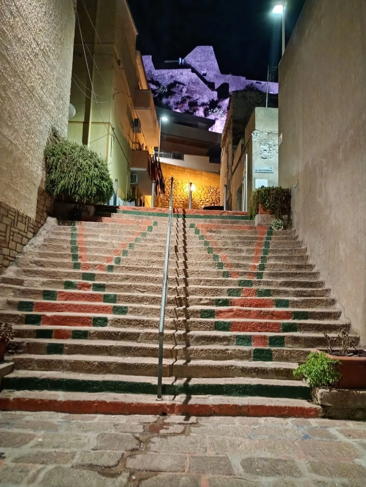Una scalinata del centro storico di Castelsardo, la sera