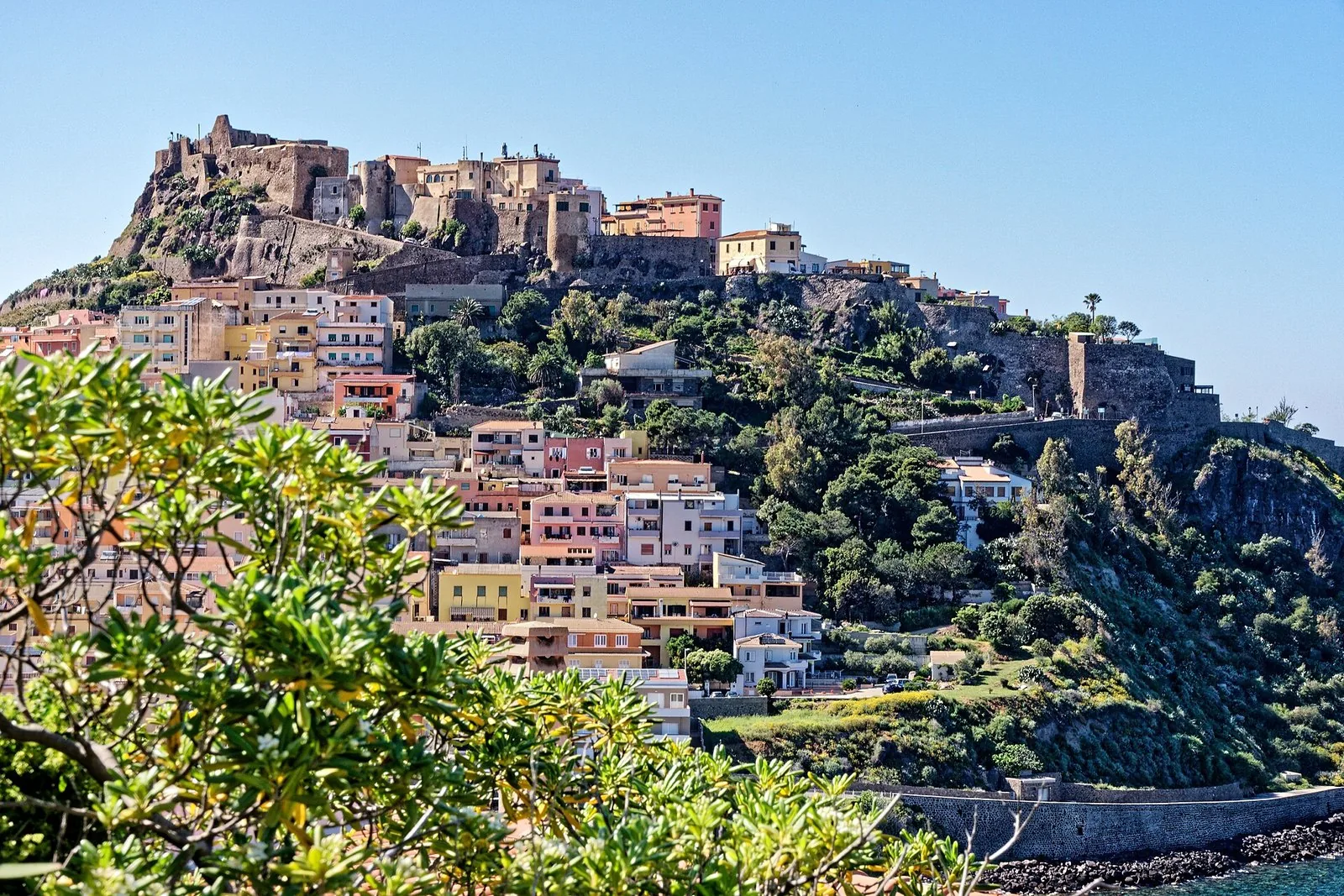 Il borgo di Castelsardo arroccato sul promontorio con il castello dei Doria in cima e il mare del Golfo dell'Asinara