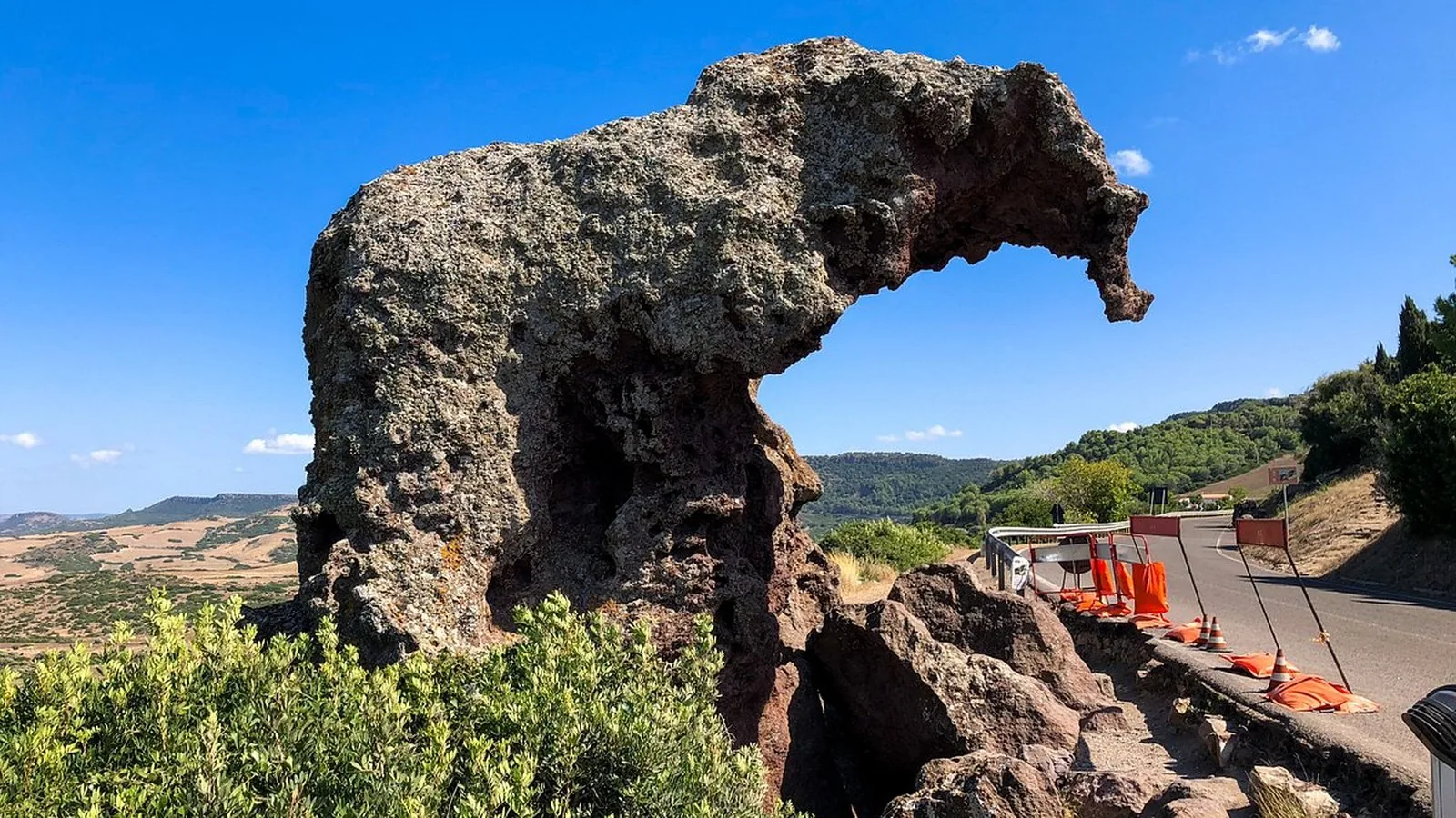 La Roccia dell'Elefante, masso di trachite scolpito dal vento lungo la strada per Sedini