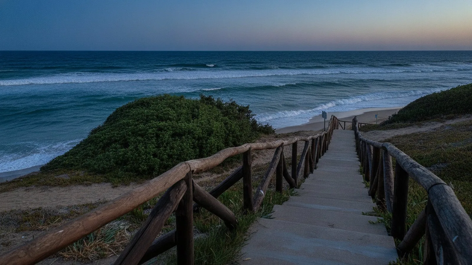 Il camminamento in legno che scende alla spiaggia di Lu Bagnu, a Castelsardo