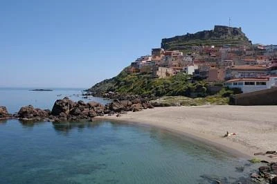 La spiaggia La Marina di Castelsardo, con la sabbia chiara e il borgo alle spalle